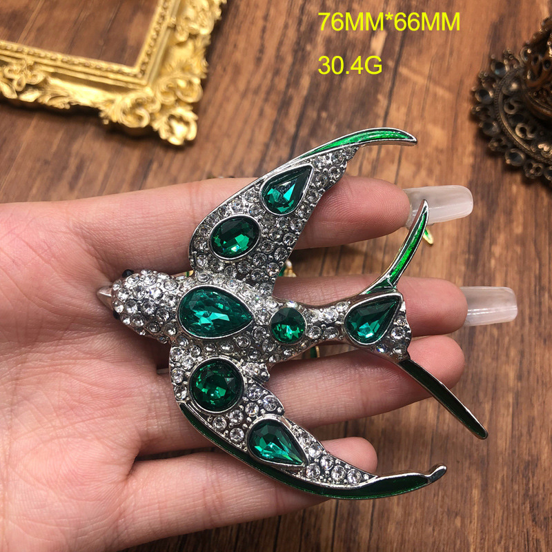 Retro paleis prachtige zwaluwbroche, smaragdgroene edelsteen en diamanten accessoires, echte vergulde platina pin, twee kleuren beschikbaar_voghion.com