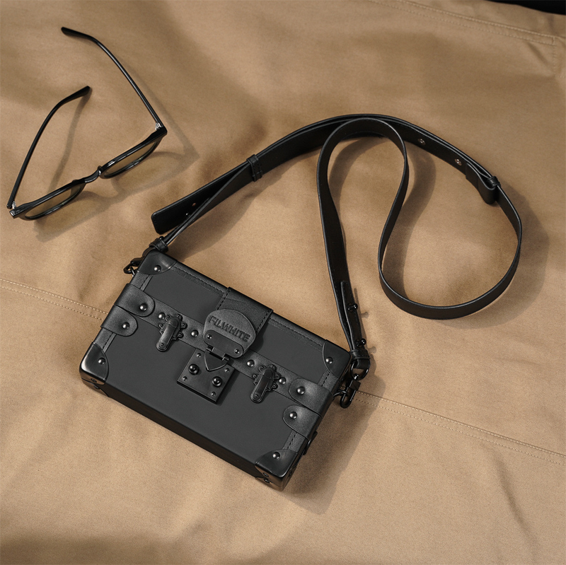 Shoulder Bags 2024 New Product Launch High-quality Very Personalized Square Box Messenger Bag Fashion Couple Mobile Phone Bag_voghion.com