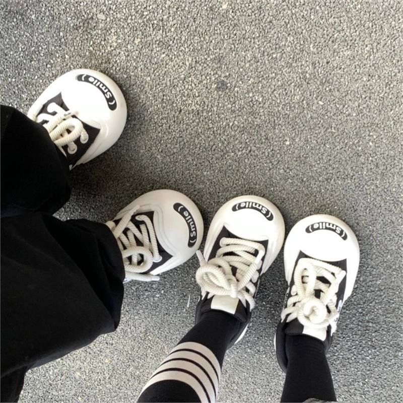 Bambina Brutta Sorridente Cervo Bianco Alluce Esterno Scarpe di Tela Carine Suola Spessa Coppia Sorriso Aperto Stesso Stile_voghion.com
