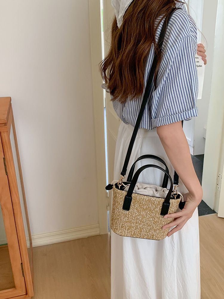 Väska nischdesignad stråhandväska för kvinnor ny sommar strandmode vävd crossbody-väska_voghion.com