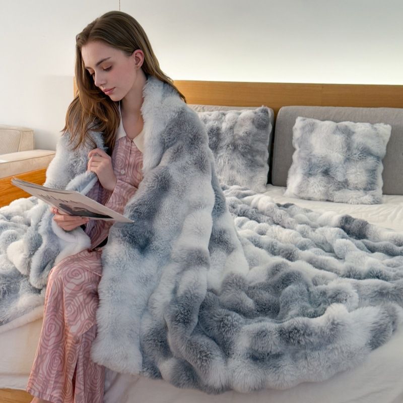 Manta de sofá/escrivaninha dupla face em fleece texturizado com estampa tie-dye de coelho._voghion.com