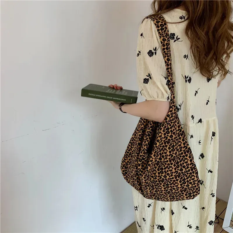 Japanese And Korean Ins Modern Small Leopard Print Messenger Single Shoulder Canvas Bag For Female Student 250114_voghion.com