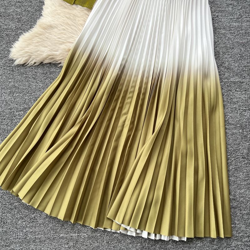 Abito da donna alla moda con colori sfumati, top plissettato con spalline larghe e gonna a pieghe a vita alta_voghion.com