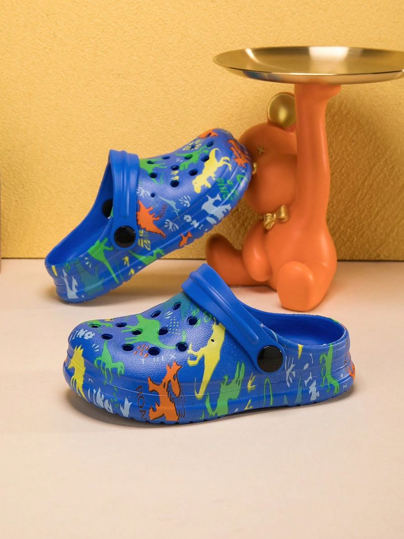 Un paio di scarpe da casa comode e alla moda per ragazzi, con stampa di dinosauri, adatte per l'estate._voghion.com