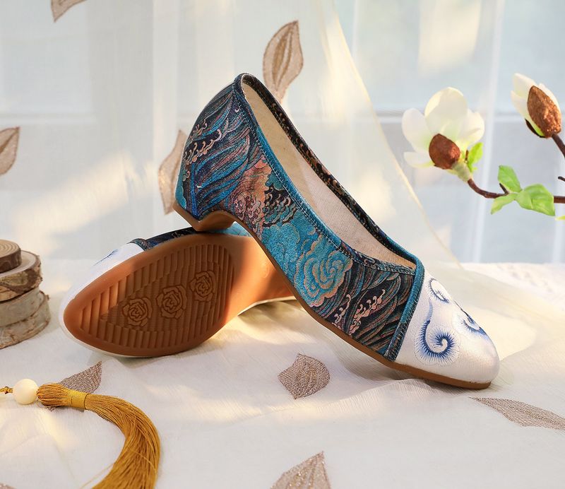 Damenschuhe Frühlings-Cheongsam im neuen Stil, spitze Tanzschuhe für Damen im Retro-Look, bedruckte alte Stoffschuhe_voghion.com