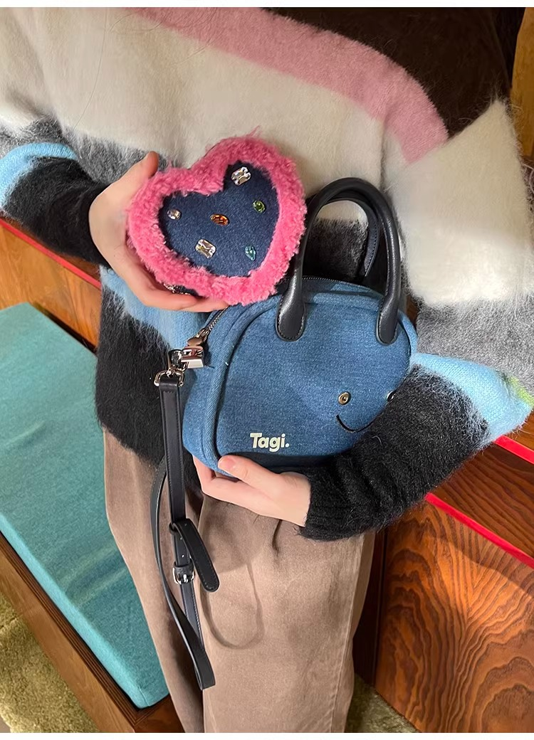 Tagi immagina l'amore, un volto sorridente, una borsa doppia da bowling, una borsa in pelle scamosciata, una borsa a tracolla_voghion.com