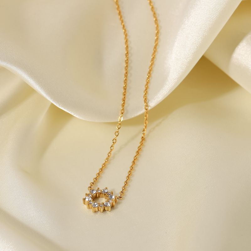 Collana con ciondolo ad anello in acciaio inossidabile dorato versatile da donna alla moda, intarsiato con zirconi circolari irregolari_voghion.com