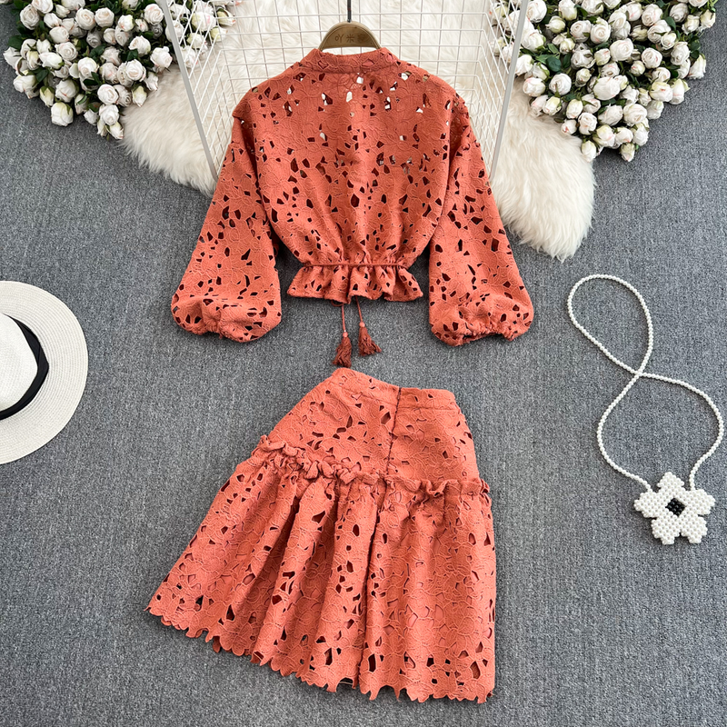 Conjunto feminino de duas peças com camisa curta e manga lanterna, cintura alta e saia justa em A_voghion.com