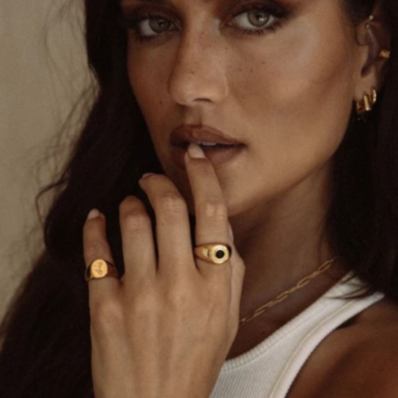 Orecchini da donna a forma di C, piccoli, in acciaio al titanio placcato con oro 18k_voghion.com