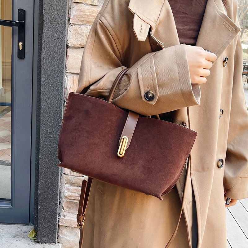 Geräumige, strukturierte Tragetasche für Damen, Frühjahr 2025, mattes Design, vielseitige Schultertasche für Pendler_voghion.com