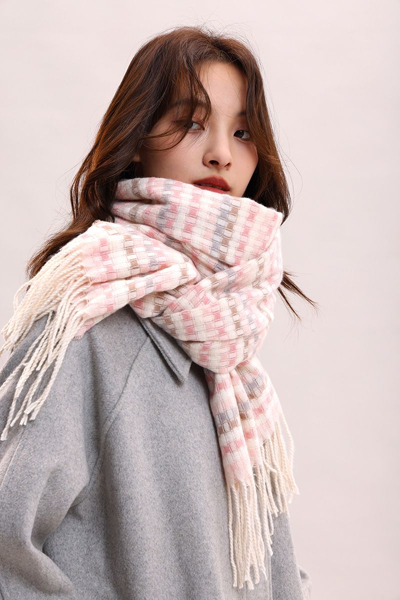 Small fresh light pink small grid cashmere tassel for women's winter warmth, versatile and skin friendly scarf_voghion.com