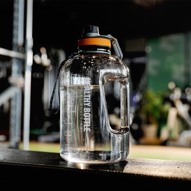 Botella de agua deportiva de fitness de moda de gran capacidad de color progresivo, botella de agua con pajita, taza espacial de plástico con asa portátil, taza de agua fría_voghion.com