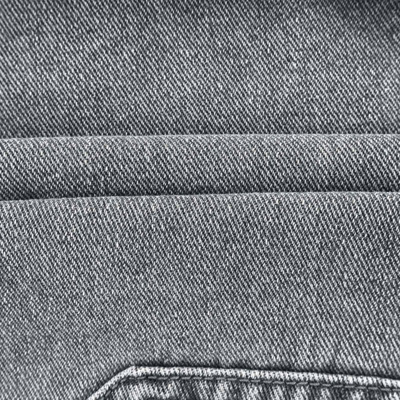 Ropa informal de moda para hombre: pantalones cortos vaqueros rotos con tirantes_voghion.com
