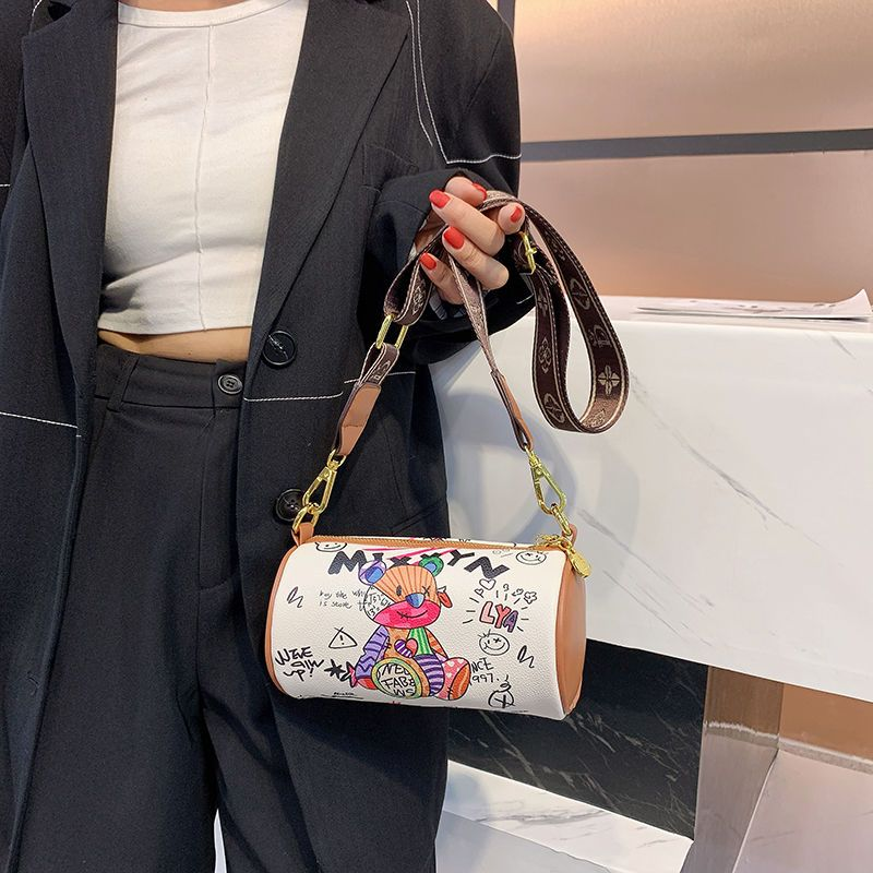 Hip-Hop-Graffiti-Tasche weiblich 2023 Frühjahr neue große Kapazität All-Matching-Zylinder-Tasche Mode All-Matching Single Shoulder Umhängetasche_voghion.com