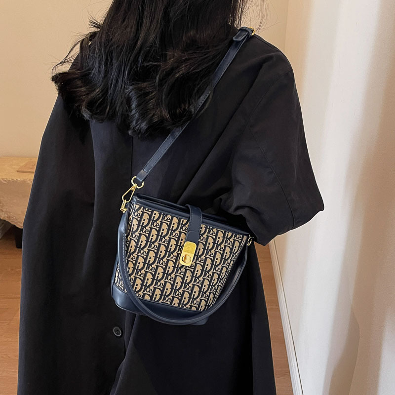 Beibei Shangpin 2023. gada ziemas, jauna stila modes audekla burtu spainis, rokas viena pleca diagonāla sieviešu soma_voghion.com