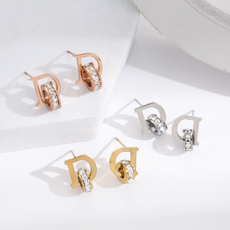 Nuovo orecchino quadrato con diamante quadrato in oro personalizzato con lettera D con creatività versatile, semplice orecchino da ragazza, oro rosa_voghion.com