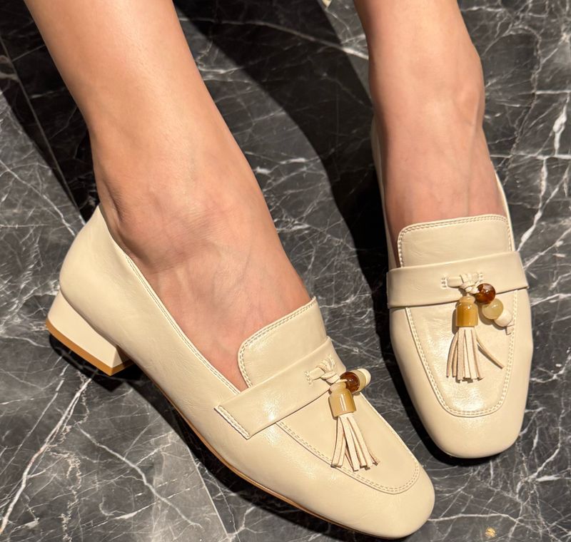 Tacco a un passo, facile da abbinare alle piccole scarpe in pelle in stile francese della mamma_voghion.com