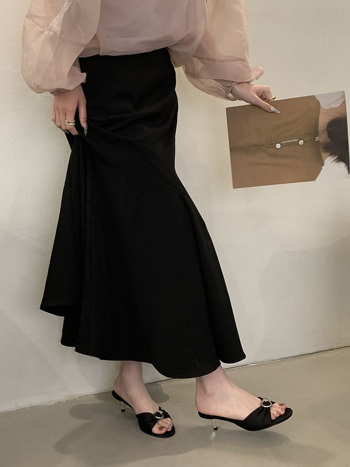 2025 Sommermode Offene Damenschuhe One Line Drag Middle Round Head Seidensandalen, Nischen-Metallschnalle Cat Heel_voghion.com