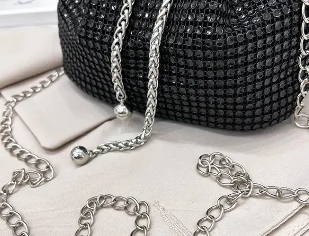 Borsa da donna alla moda con texture, motivo Internet, rossa, con diamanti, tracolla, catena, secchiello 250314l_voghion.com