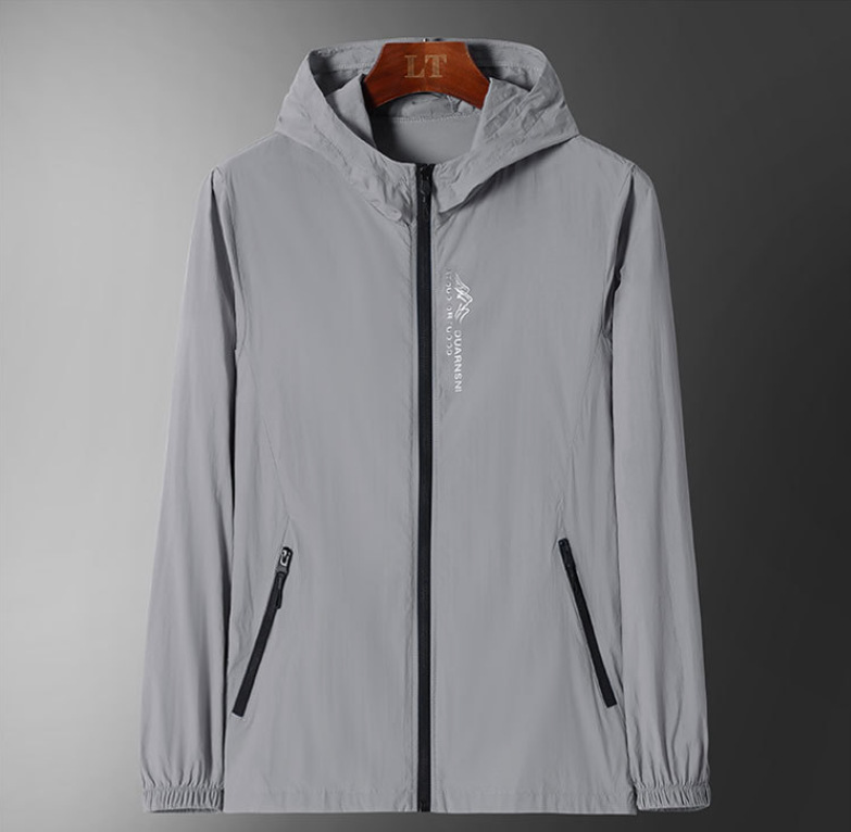 Unschlagbare Qualität Sommer Kapuze Lockere und leichte Windjacke Haut Herren bedruckt Reißverschluss Einfache UV-beständige Outdoor-Sonnenschutzjacke_voghion.com