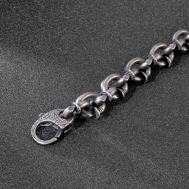 Herren-Punk-Armband aus Edelstahl mit quadratischen Nieten – Ausgefallenes geometrisches Design für trendige Modeaccessoires_voghion.com