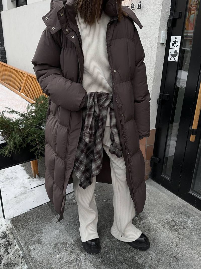 "Sobretudo de lã mista sob medida - modelo slim fit longo com enchimento de bio-duchas, ideal para o inverno em marrom escuro e marfim"_voghion.com