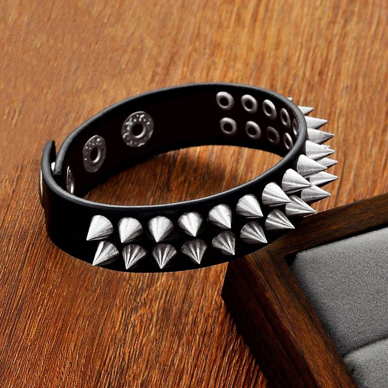 Braccialetto in pelle da uomo con rivetti esagerati in stile punk europeo e americano, in saldo transfrontaliero_voghion.com