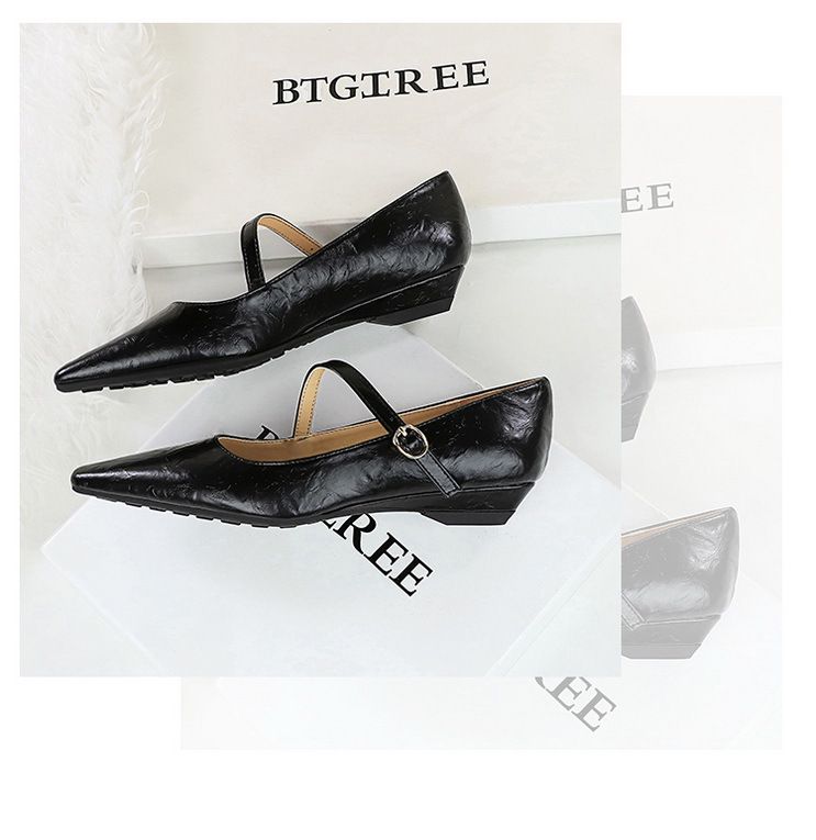 3683-13 Modische und stilvolle Damenschuhe mit flacher Öffnung, schrägem Absatz, diagonalem Strohhalm, dekorativem Handgriffmuster,_voghion.com