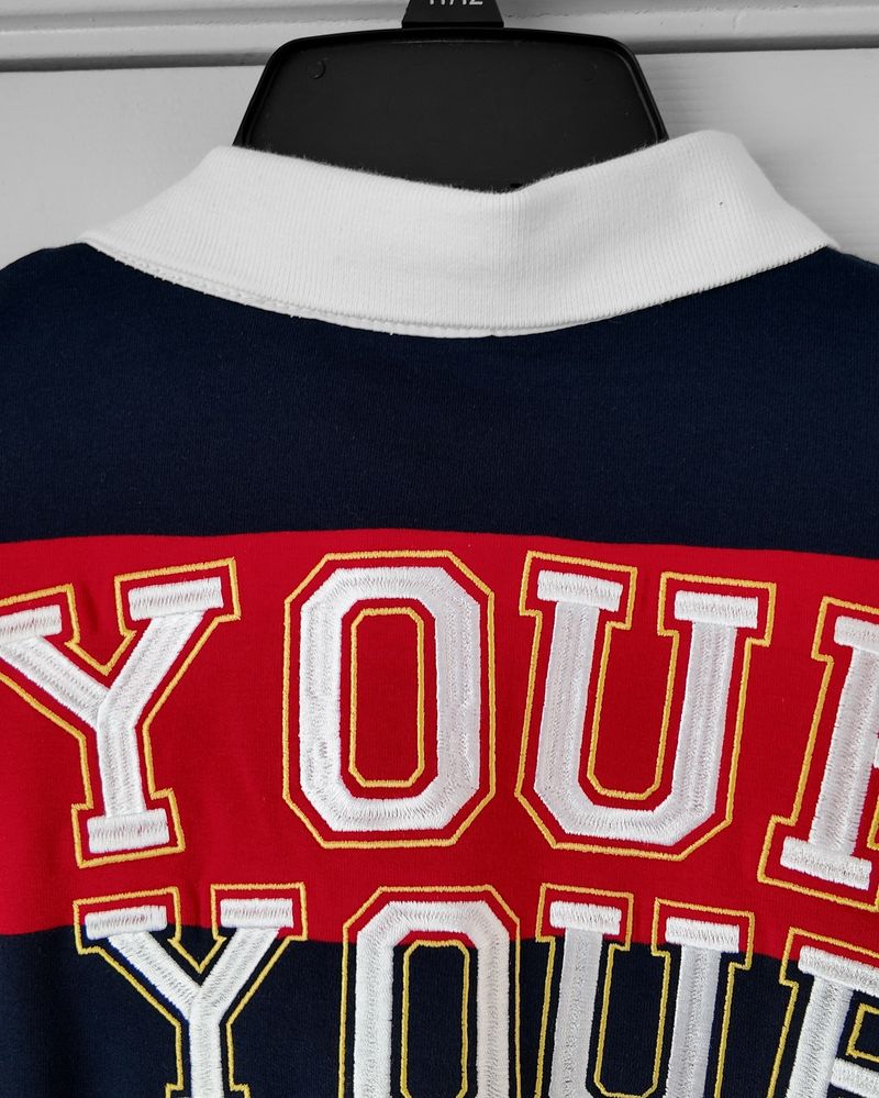 Polo estiva unisex con motivo tridimensionale completamente ricamato, a righe multiple, con lettere a contrasto nere e rosse, da uomo_voghion.com