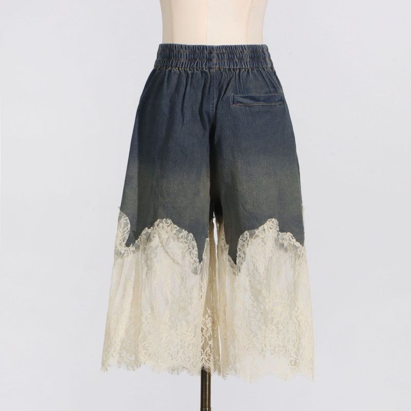 Completo da donna con top in pizzo e pantaloncini in denim - Completo primaverile in due pezzi, casual ed elegante_voghion.com