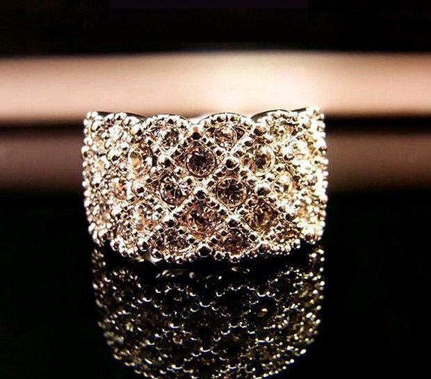 gioielli, anello classico di lusso con diamanti pieni e brillanti_voghion.com