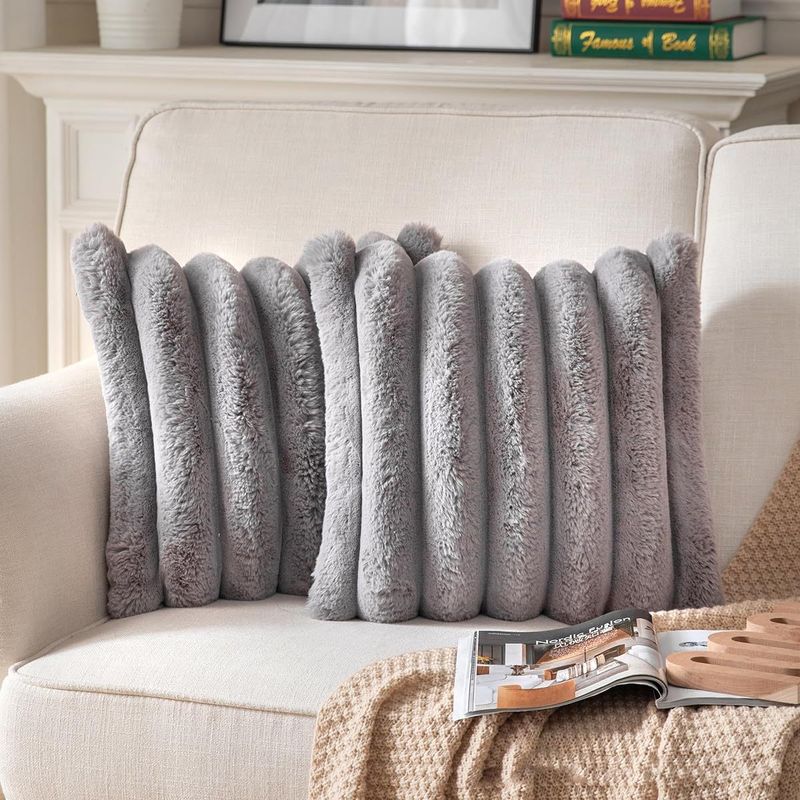 La federa è un semplice cuscino quadrato per la decorazione del divano di casa_voghion.com