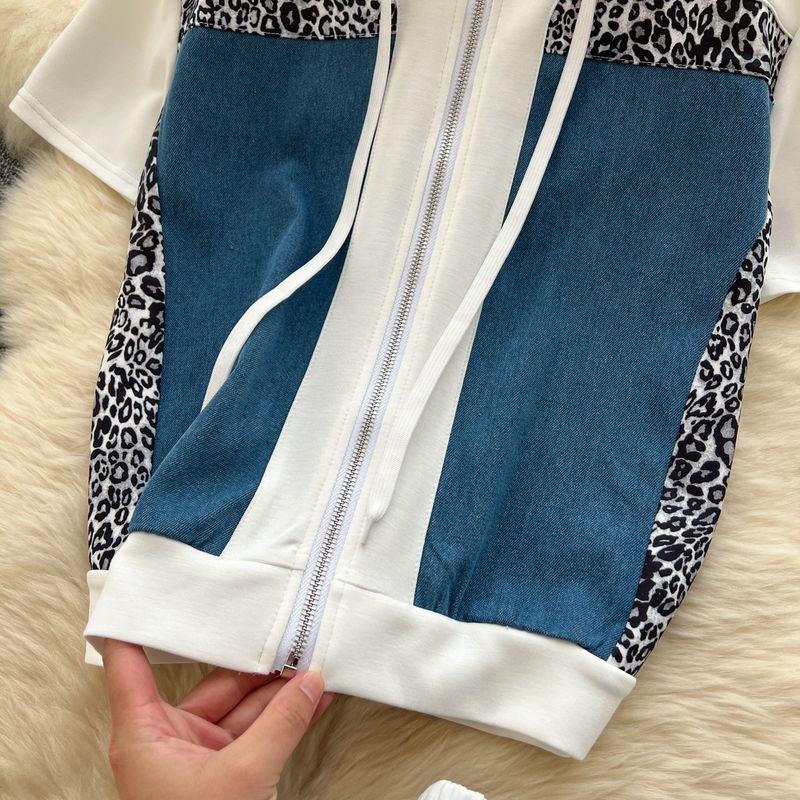 Abbigliamento femminile: i completi più popolari di quest'anno per le donne, moda estiva, felpa con cappuccio con stampa leopardata, gonna con spacchi sui fianchi e vita alta_voghion.com