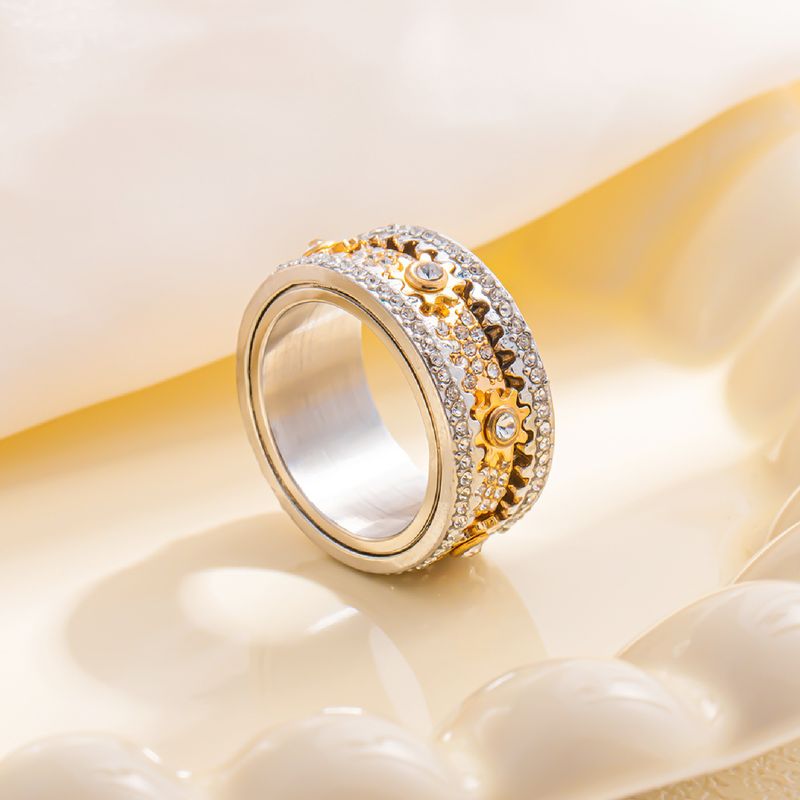 Anillo de diamantes giratorio con engranajes, moderno y versátil, con colores que combinan con todo._voghion.com