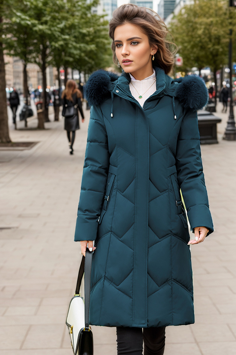 Warme Damenjacke im Winterstil ist lang und dick mit schwerem Haarband und Hutmantel_voghion.com
