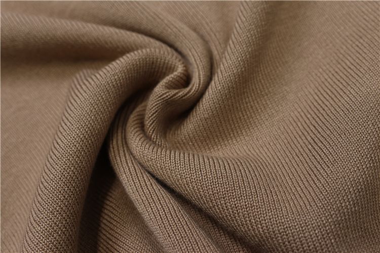 Vêtements pour femmes nouveau costume en tricot camélia haut col rond tempérament à la mode pour femmes avec jupe de hanche de couleur contrastante_voghion.com