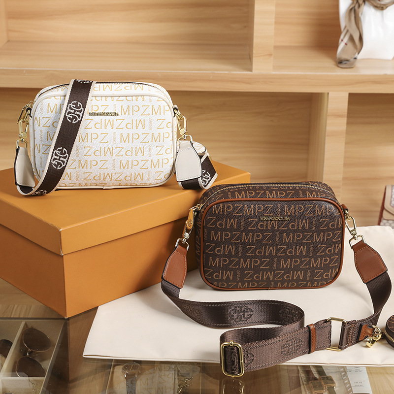 Hong Kong Women's 2022 New Versatile Broadband Summer Leather Crossbody Small Square Fashion Camera Bag_voghion.com