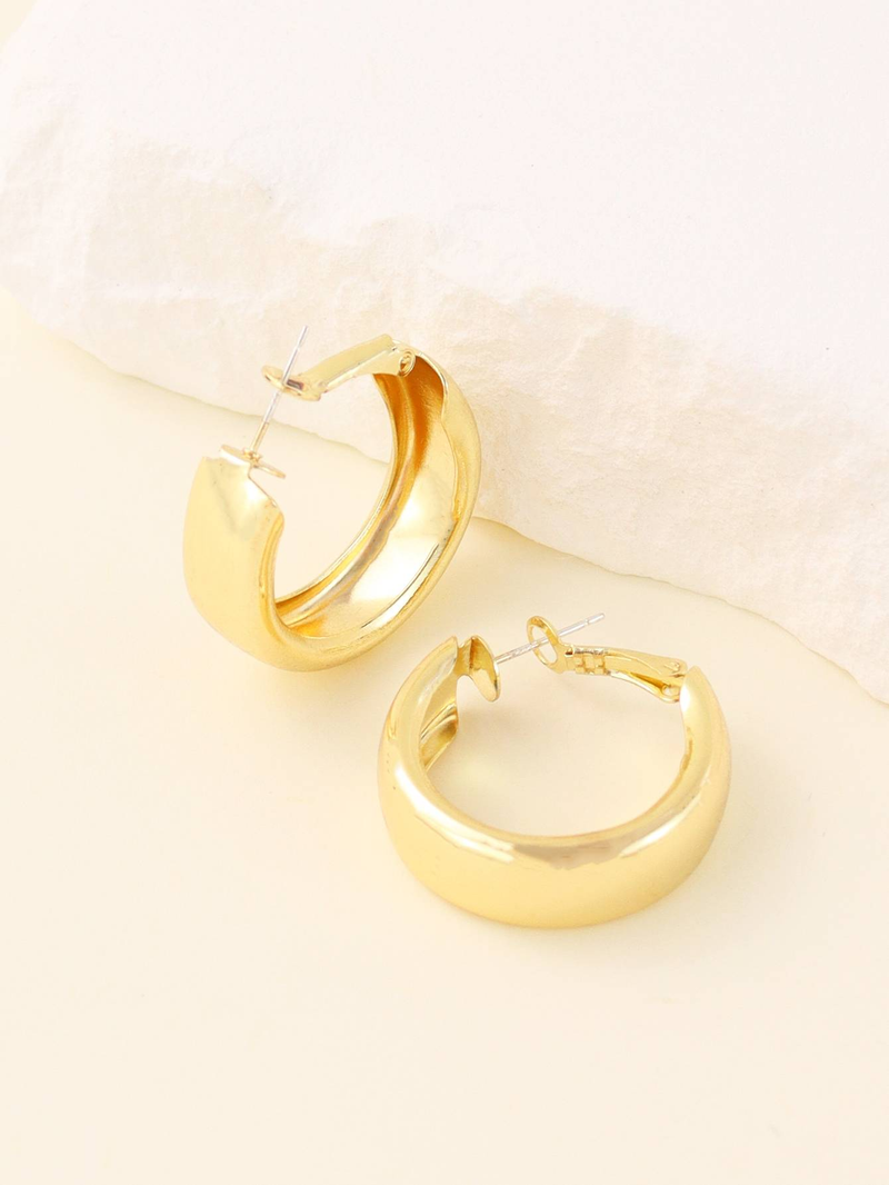 A pair of European and American cool exaggerated metal wide edge lap earrings_voghion.com