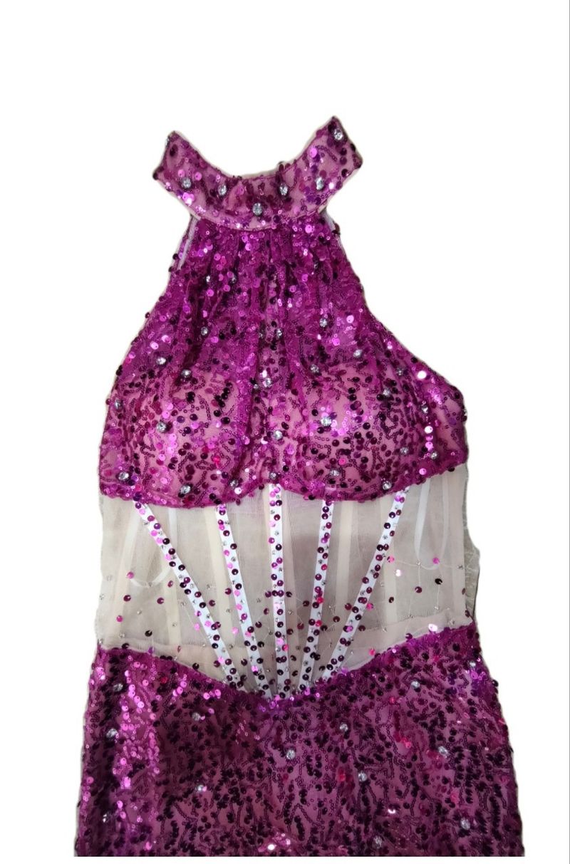 Elegante abito da sera aderente senza maniche con paillettes e strass per red carpet, feste e occasioni speciali – Splendido abito aderente in viola prugna_voghion.com