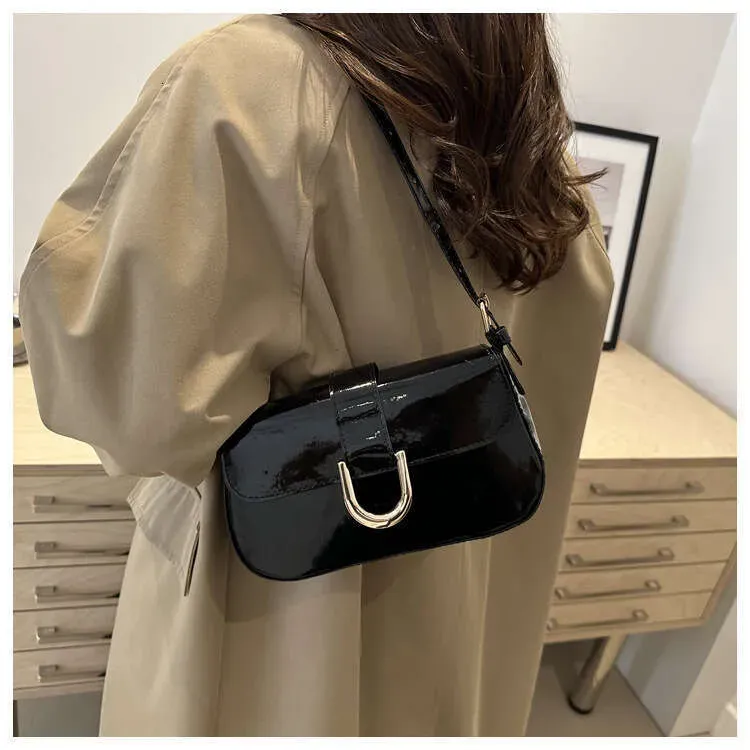 Borsa di alta gamma per donna in bordeaux con morsetto, borsa alla moda, borsa a tracolla sottobraccio, borsa a tracolla_voghion.com