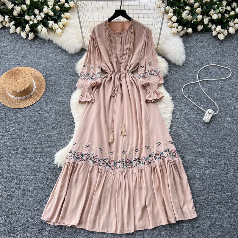 Vintage-Kleid mit bestickter Spitze und Glockenärmeln – Korsettschnürung und Schößchensaum für eine romantische Silhouette_voghion.com