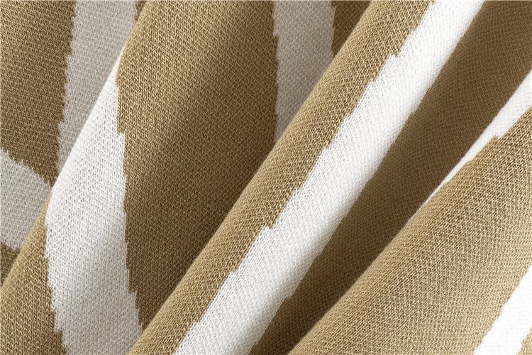 Dameklær elegant dame, lat stil, strikket genser, sjal, kappe, bukser med brede ben, tredelt dress_voghion.com