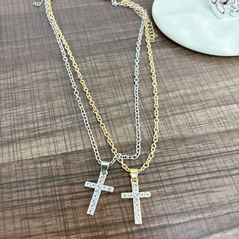 Accessori Collana con croce in metallo sottile, geometrica, semplice e versatile, con micro intarsi di strass, per donna_voghion.com