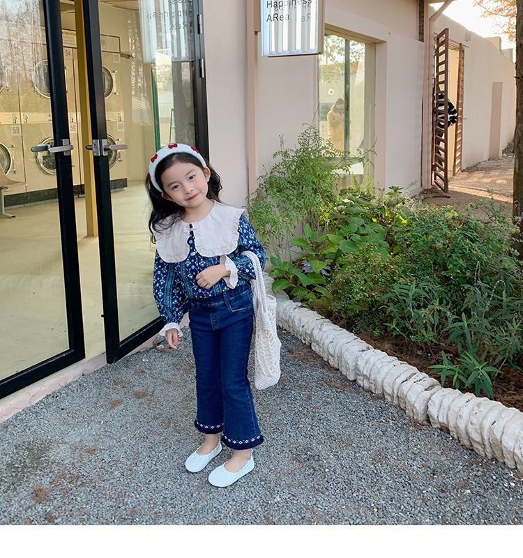Kinderkleidung Mädchenanzug großes Revers Blumenhemd plus Schlagjeans zweiteiliger Anzug_voghion.com