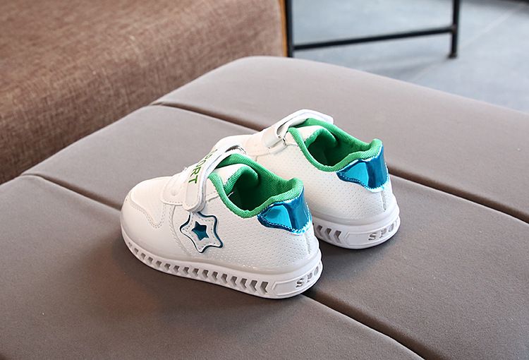 Chaussures de sport lumineuses pour enfants, édition coréenne, petites étoiles blanches à cinq branches, chaussures de marche pour bébés étudiants, nouvelle collection 2024_voghion.com