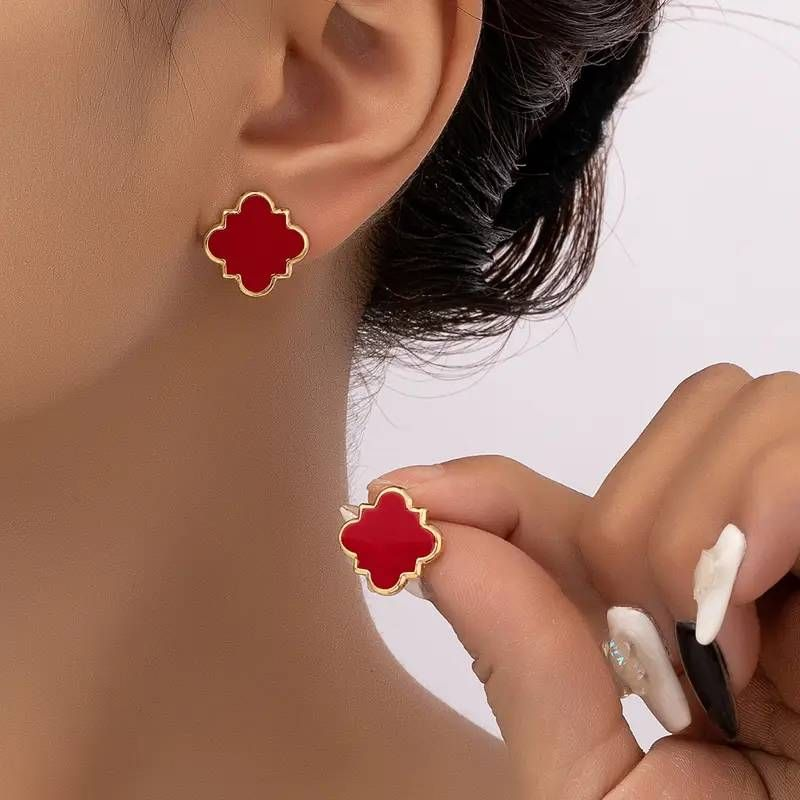 Coppia di orecchini a bottone in smalto a forma di trifoglio portafortuna, delicati ed eleganti, per un accessorio da festa di fine anno._voghion.com