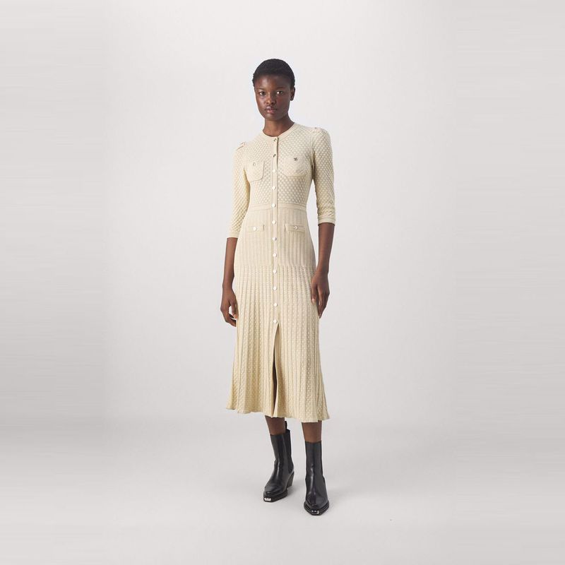 Abito monopetto in maglia sottile con scollo rotondo e fiore a gancio, in filo d'oro, autunnale, da donna_voghion.com