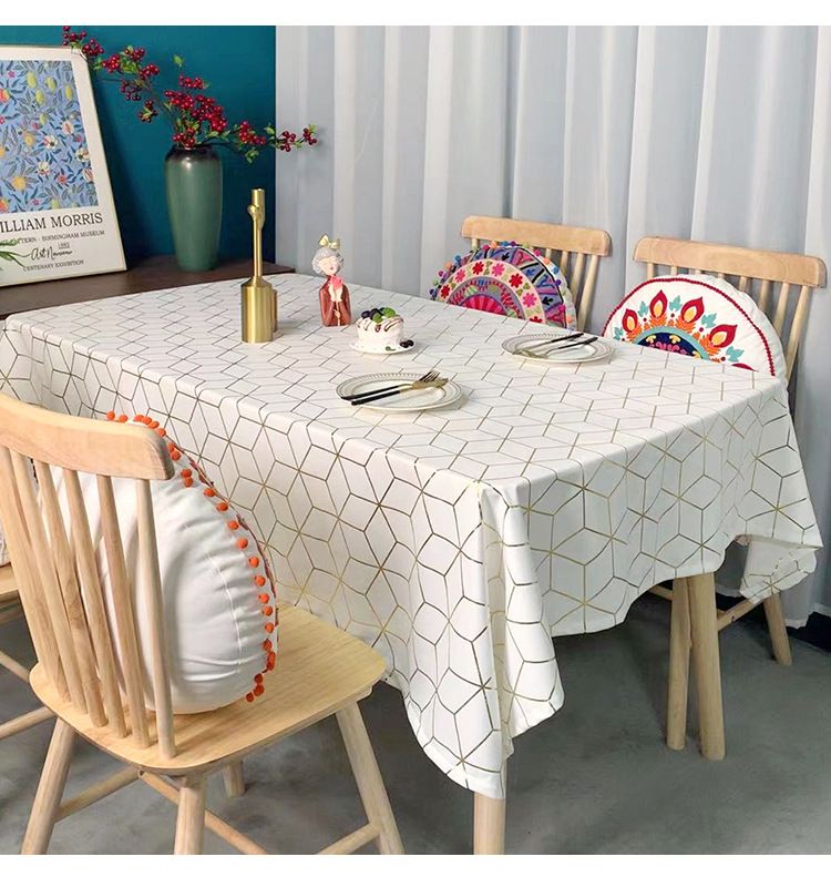 Luxuriöse Tischdecke aus smaragdgrünem Samt mit goldener geometrischer Stickerei – Elegante rechteckige Esstischdecke für formelle und festliche Dekoration_voghion.com