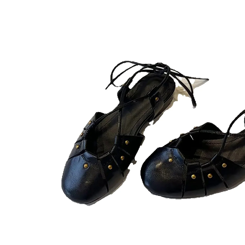 Sandali da donna con punta aperta, eleganti e alla moda, in pelle di pecora e cinturino con rivetti_voghion.com