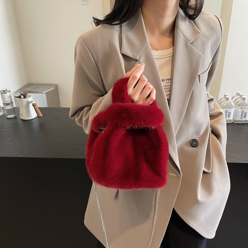 Borsa a mano soffice da donna 2025, nuova borsa a tracolla con catena di nicchia alla moda, invernale, in pelliccia_voghion.com
